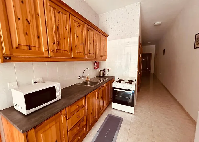 Проживание в семье Arzella Xlendi, Premium 2br, Bus Stop & Market Opposite