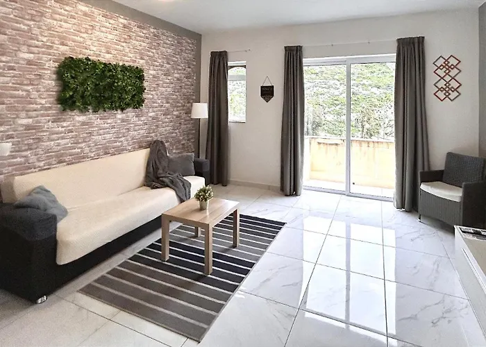 Проживание в семье Arzella Xlendi, Premium 2br, Bus Stop & Market Opposite