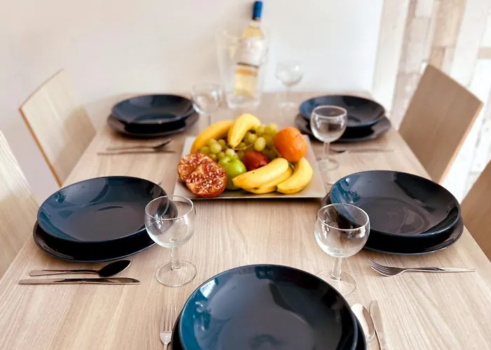 Arzella Xlendi, Premium 2br, Bus Stop & Market Opposite Проживание в семье Ксленди