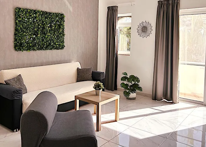 Arzella Xlendi, Premium 2br, Bus Stop & Market Opposite