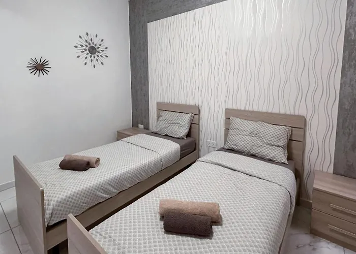 Arzella Xlendi, Premium 2br, Bus Stop & Market Opposite Проживание в семье Ксленди
