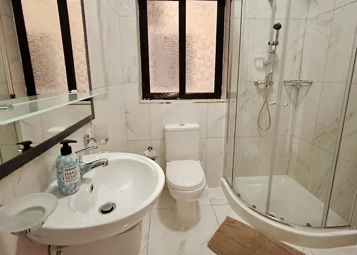 Проживание в семье Arzella Xlendi, Premium 2br, Bus Stop & Market Opposite Ксленди