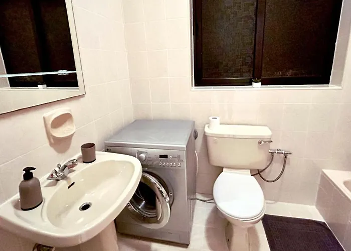 Проживание в семье Arzella Xlendi, Premium 2br, Bus Stop & Market Opposite Ксленди