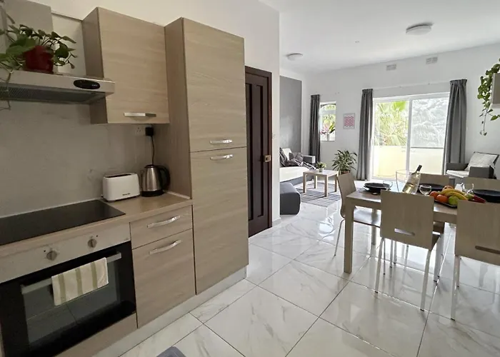 Проживание в семье Arzella Xlendi, Premium 2br, Bus Stop & Market Opposite *