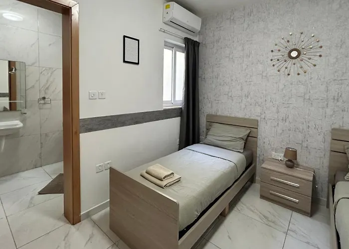 Arzella Xlendi, Premium 2br, Bus Stop & Market Opposite