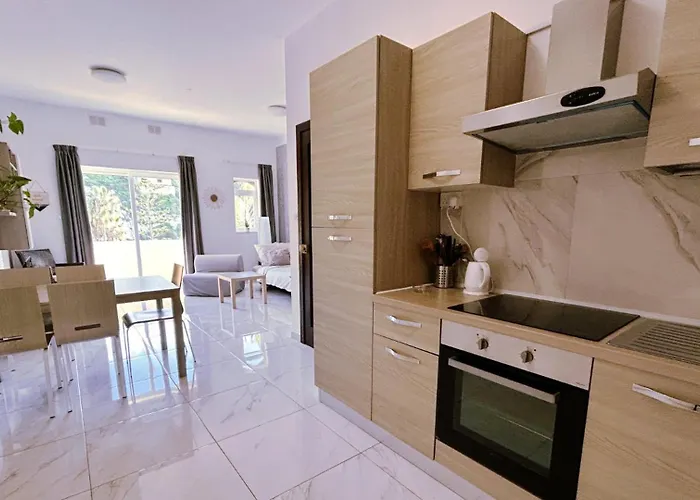 Arzella Xlendi, Premium 2br, Bus Stop & Market Opposite Проживание в семье