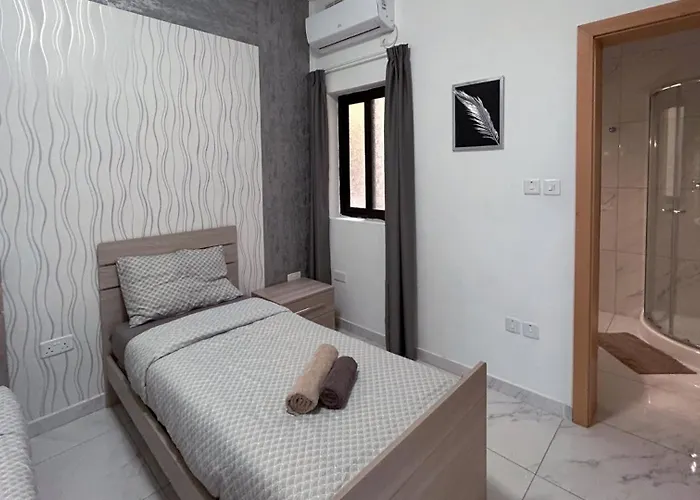 Проживание в семье Arzella Xlendi, Premium 2br, Bus Stop & Market Opposite