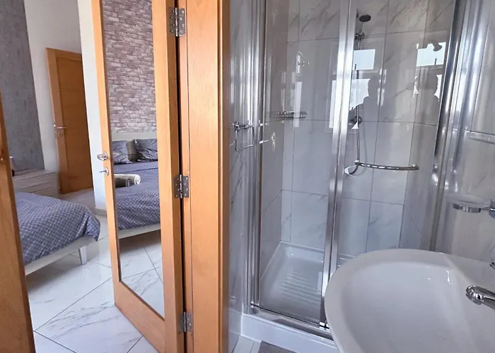 Проживание в семье Arzella Xlendi, Premium 2br, Bus Stop & Market Opposite *