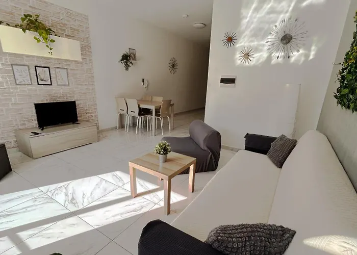 Проживание в семье Arzella Xlendi, Premium 2br, Bus Stop & Market Opposite