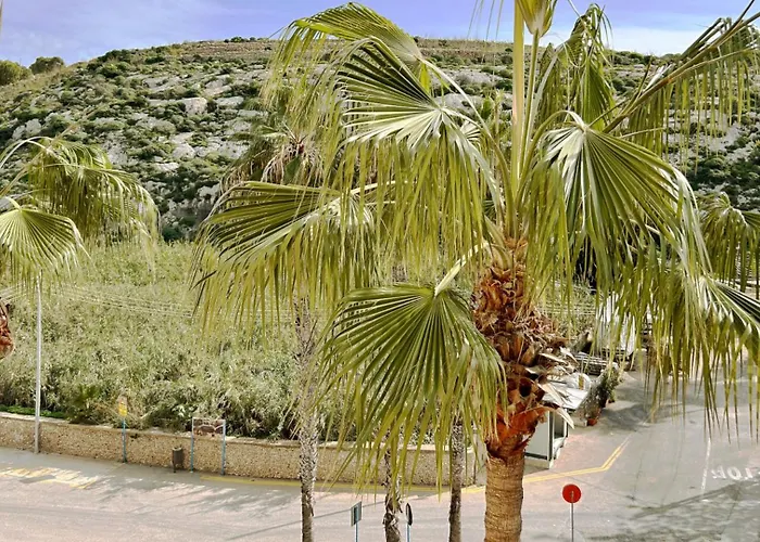 Проживание в семье Arzella Xlendi, Premium 2br, Bus Stop & Market Opposite Ксленди